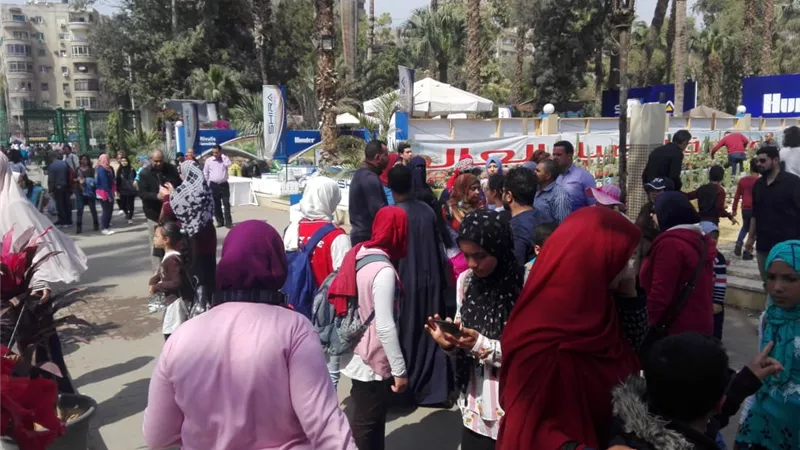 اقبال كثيف من المواطنين على معرض زهور الربيع بحديقة الأورمان بالجيزة ..صور