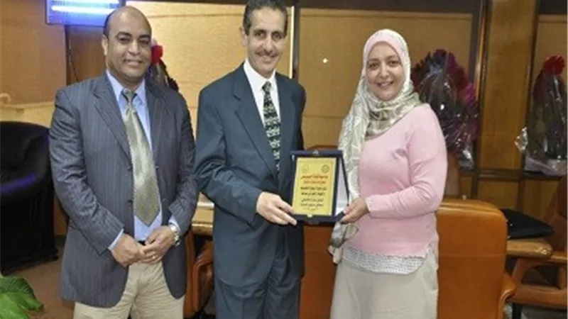 رئيس جامعة القناة يكرم الفائزة بأحسن بحث تطبيقي