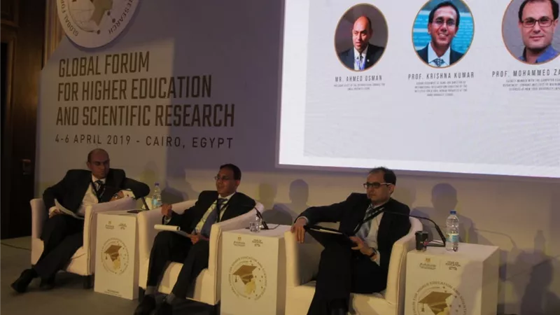 جلسة نقاشية حول تطوير التعليم واكتساب المهارات الجديدة