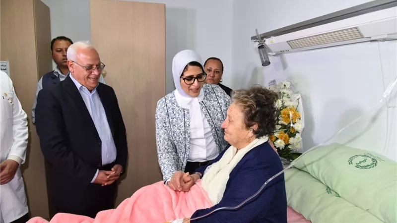 وزيرة الصحة ومحافظ بورسعيد يزوران إحدى المناضلات بناءًا على توجيهات الرئيس