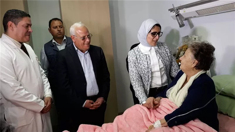 وزيرة الصحة ومحافظ بورسعيد يزوران المناضلة زينب الكفراوي