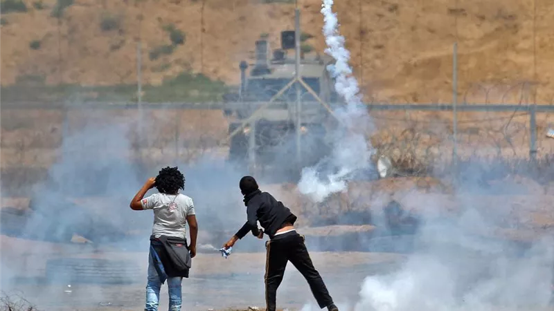 إصابة عشرات الطلاب الفلسطينيين بالاختناق جراء إلقاء قوات الاحتلال قنابل غاز على مدرستهم