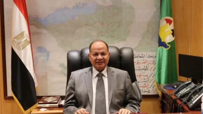 محافظ الفيوم يتلقى تقريرا بالموقف التنفيذي لمشروعات الطرق