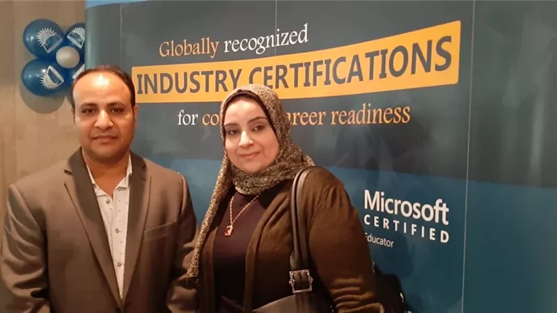 المدير الاقليمى للشركة المسئولة عن تشغيل منظومة إمتحانات أولى ثانوي يطمئن الطلاب