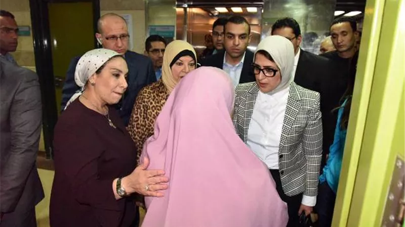 وزيرة الصحة تزور الطبيب الشاب محمد صلاح وتوجه بعلاجه في ألمانيا على نفقة الدولة
