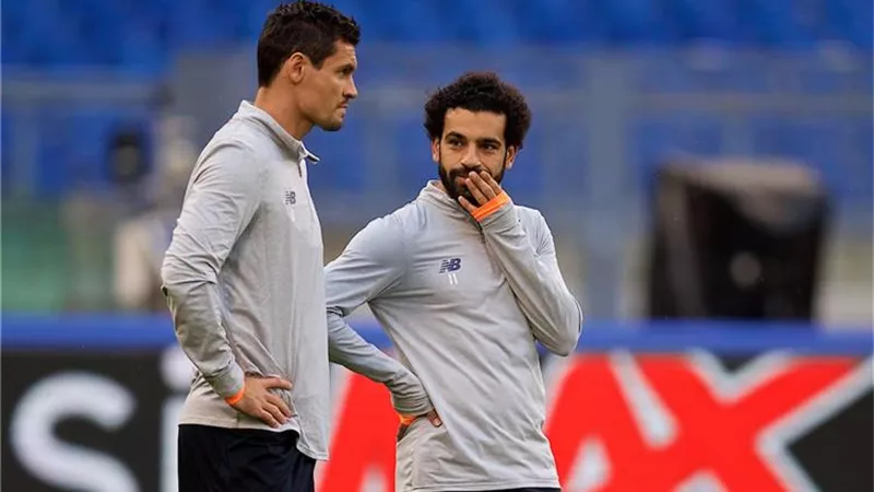 مدافع ليفربول يصطاد محمد صلاح فى الشارع.. صور