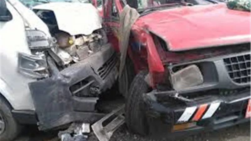 إصابة 3 أشخاص اثر حادث تصادم سيارتين بالفيوم الصحراوى
