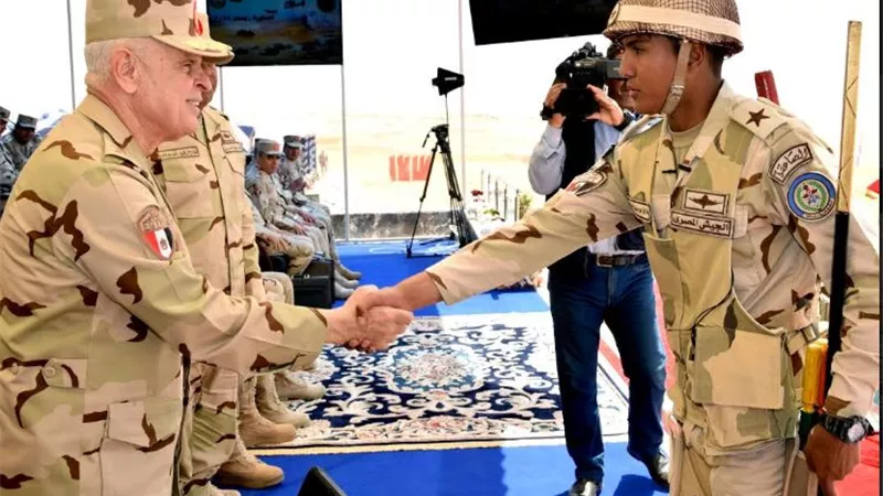 رئيس أركان حرب القوات المسلحة يشهد إحدى مراحل المناورة 