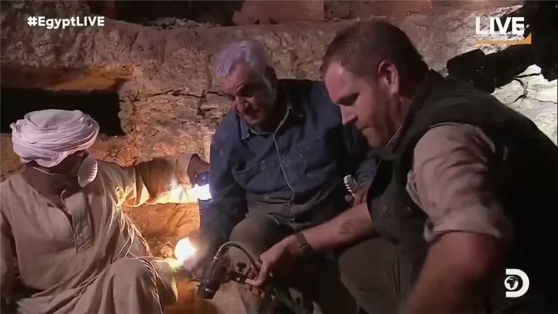 زاهي حواس يفتتح مقبر عائلية عمرها 3000 سنة.. صور