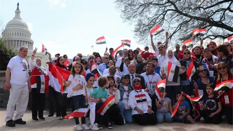 الجالية المصرية تحتشد امام الكونجرس للترحيب بالسيسي وترفض دعوات الاخوان الارهابيين.. صور