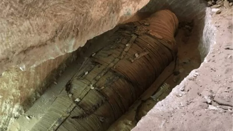 زاهى حواس يكشف النقاب عن مومياء عمرها 2500 سنة