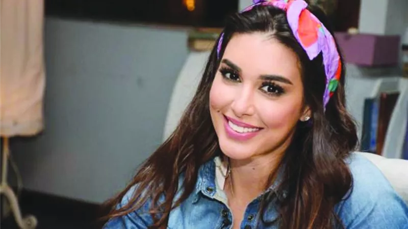 ياسمين صبرى بفستان احمر على الافيش الدعائى لمسلسلها الجديد .. صور