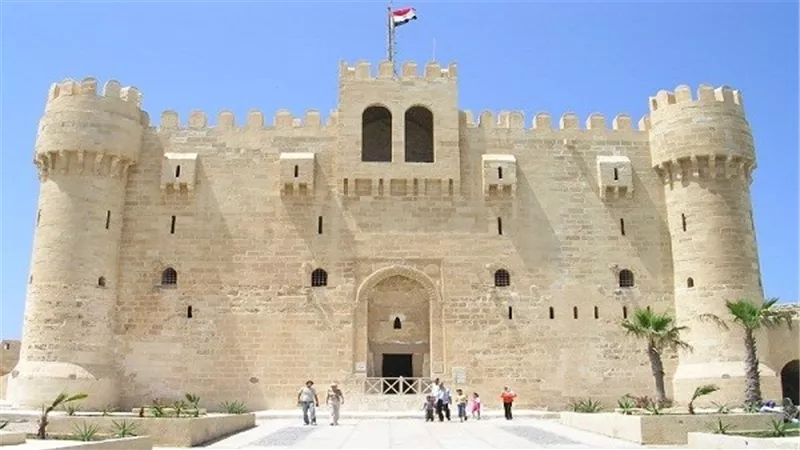 رئيس رومانيا الأسبق وزوجته يزوران قلعة قايتباي