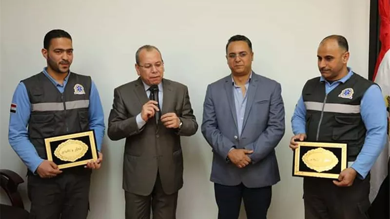 محافظ كفرالشيخ يكرم مسعف وسائق بمرفق إسعاف بلطيم