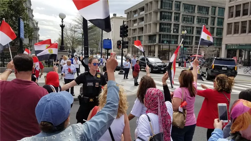 استقبال حافل من الجالية المصرية في واشنطن لـ موكب الرئيس السيسي.. صور وفيديو