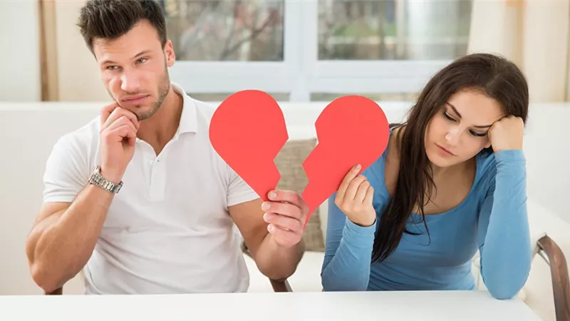 تخلع زوجها البخيل في شهر العسل
