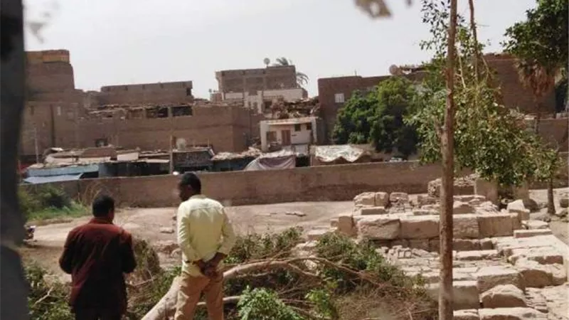 إنهيار جزء من السور الشرقى لمعبد أرمنت الحيط جنوب غرب الأقصر