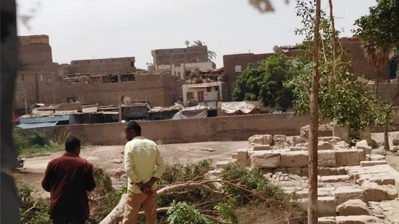 إنهيار جزء من السور الشرقى لمعبد أرمنت الحيط جنوب غرب الأقصر