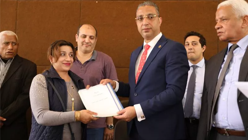 محافظ سوهاج يلتقي المستثمرين في حوار مفتوح ويسلم 5 عقود تمليك مصانع..صور
