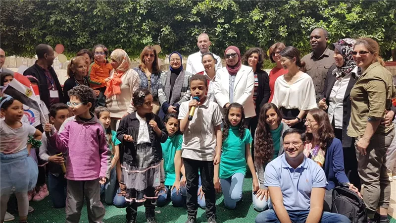 وفداً من اليونيسف يزور عدداً من المدارس للاطلاع على تجربة دمج التلاميذ ذوي الاحتياجات الخاصة