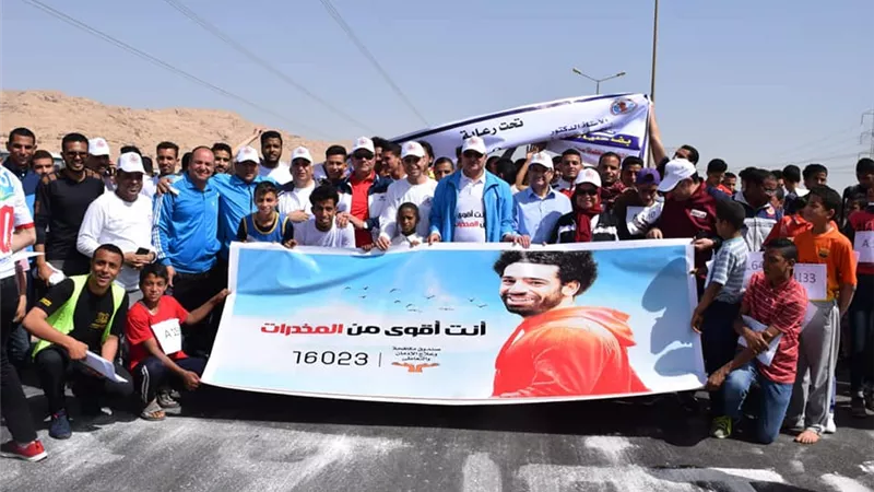 3000 طالب وطالبة بالجامعة يرفعون شعار 