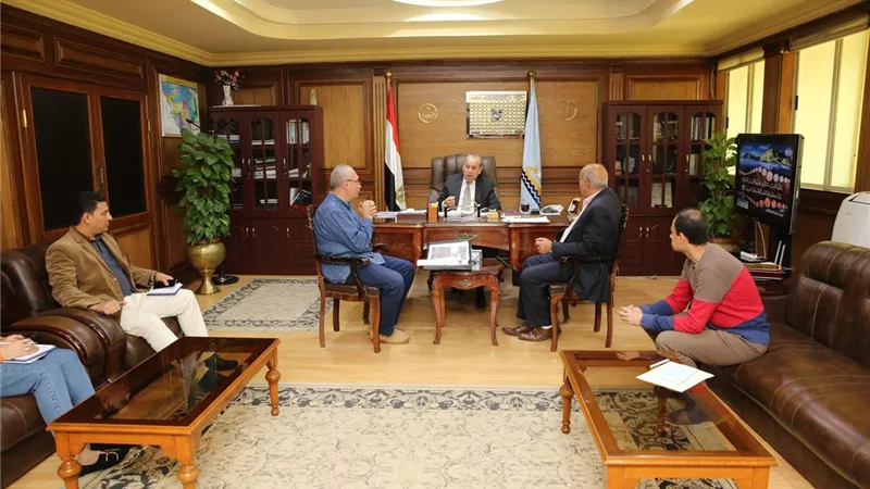 محافظ كفرالشيخ يناقش مشاكل المواطنين بعدد من مراكز المحافظة