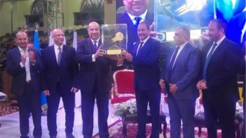 انديه الاسكندريه تكرم لاعب القرن في كره السله