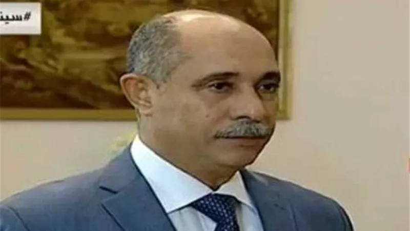 جولة مفاجئة لوزير الطيران بمطار القاهرة