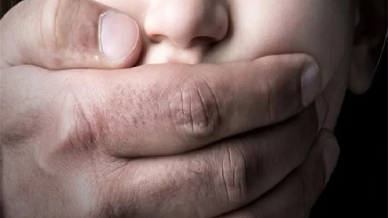 طفل يهرب بعد 8 سنوات من اختطافه وقتل والدته