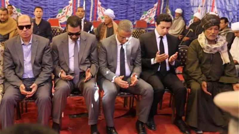 محافظ سوهاج يؤدي واجب العزاء لأسرة الشهيد عمر علي