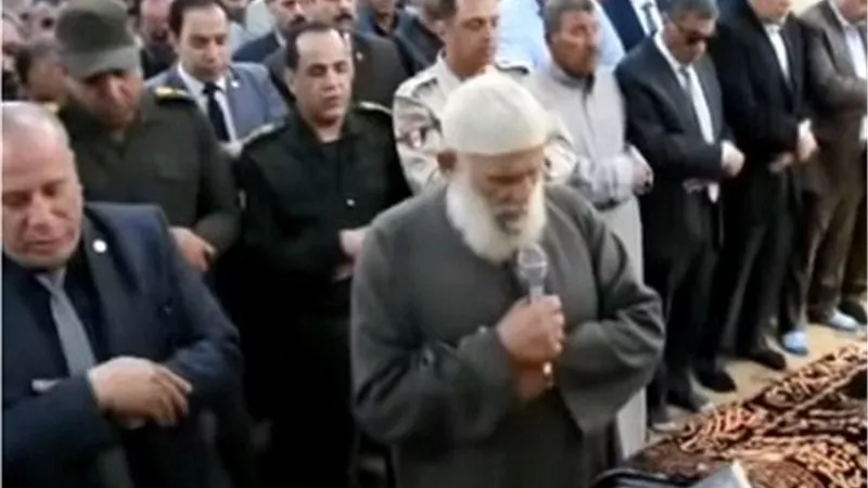 محافظ الشرقية ومدير الأمن يتقدمان تشييع جثمان الشهيد محمد أحمد إسماعيل