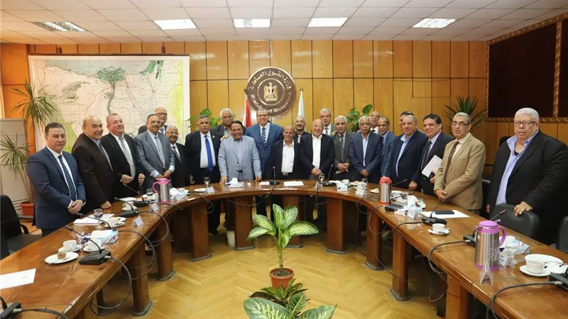 بالصور.. سعفان يناقش مشكلات العمال لعرضها على رئيس الوزراء