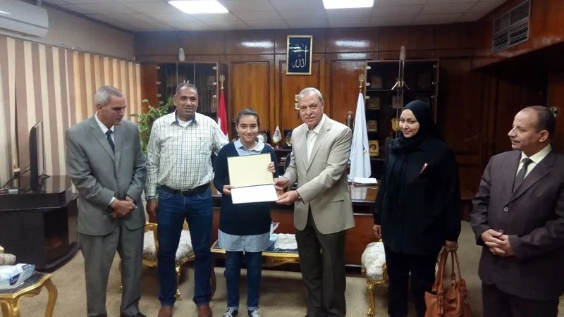 محافظ قنا يكرم الطالبة المثالية على مستوى المحافظة