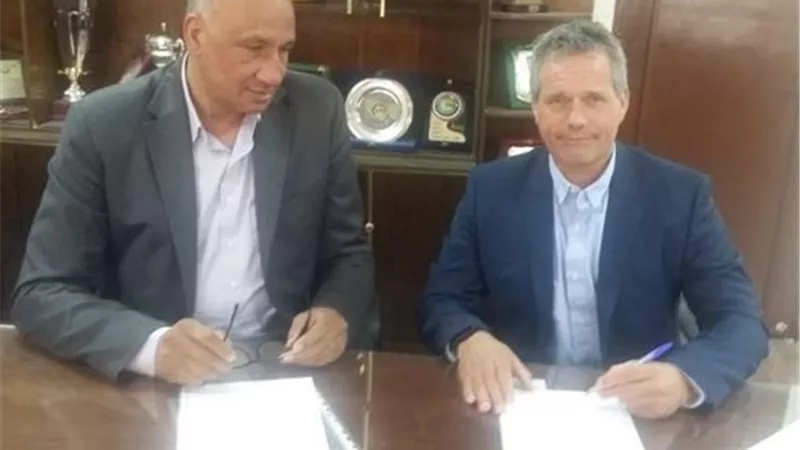 الطائرة يتعاقد مع المدير الفنى لمنتخب هولندا لتدريب الفراعنة