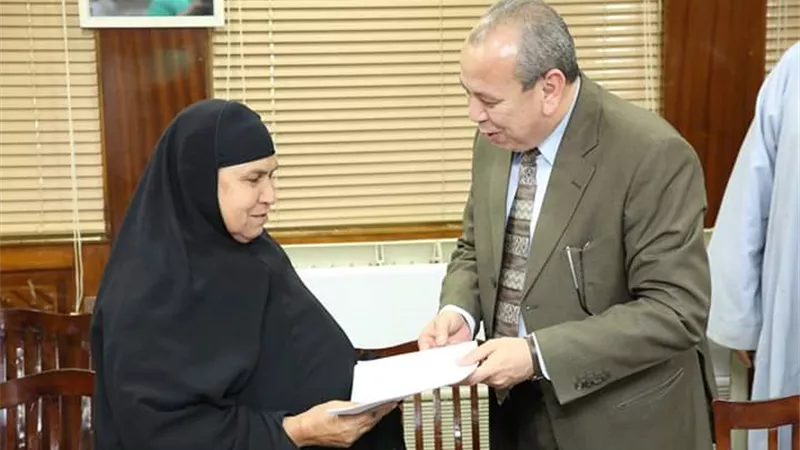 محافظ كفرالشيخ يسلم ٧عقود تقنين أراضي أملاك الدولة للمستفيدين من المواطنين