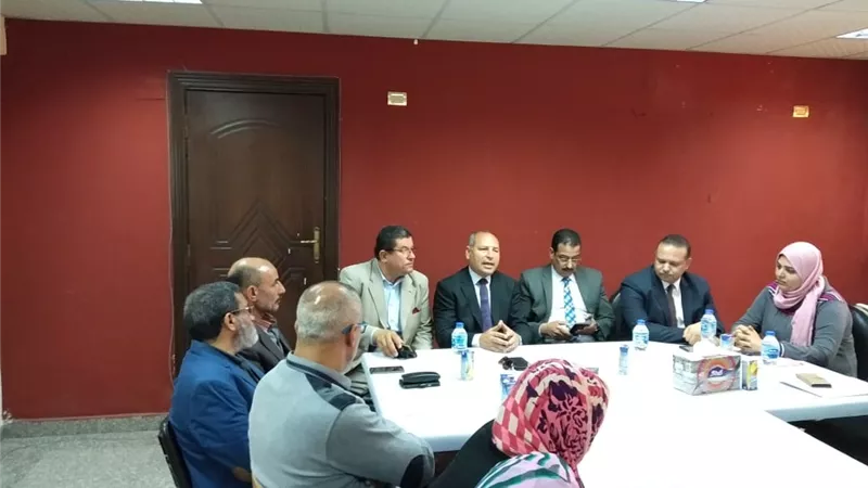 نائب محافظ القاهرة يحضر اجتماع حى المطرية لميكنه الخدمات للجماهير