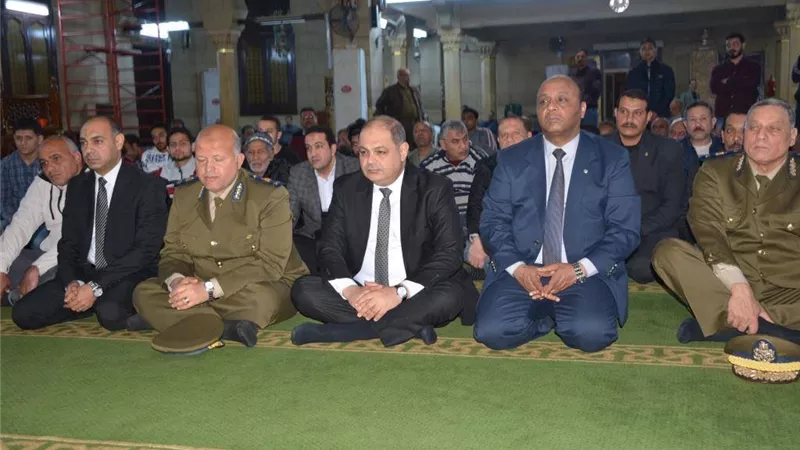 محافظ الغربية يؤدى صلاة الجنازة على شهيد الوطن بالمحلة الكبرى
