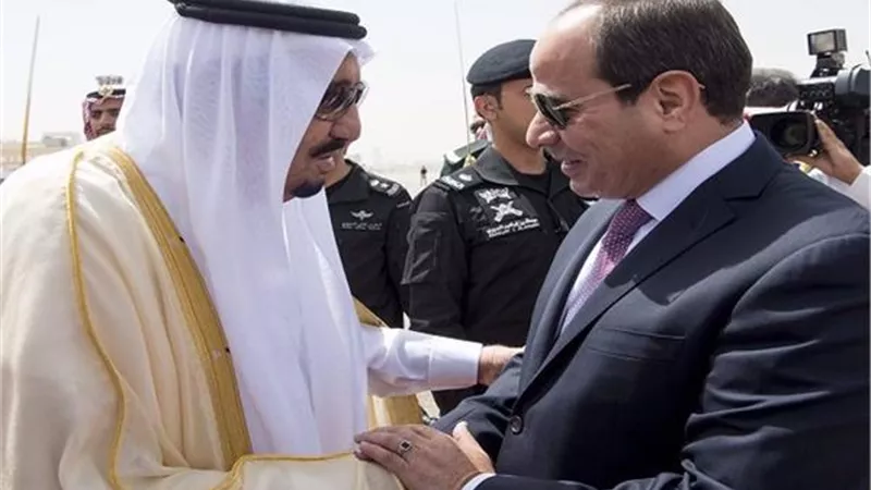 الملك سلمان يعزي الرئيس السيسي في ضحايا الهجوم الإرهابي بشمال سيناء