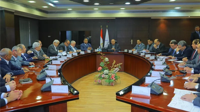 وزير النقل يدعو الشركات البريطانية للتعاون في اصلاح وصيانة خطوط السكك الحديد