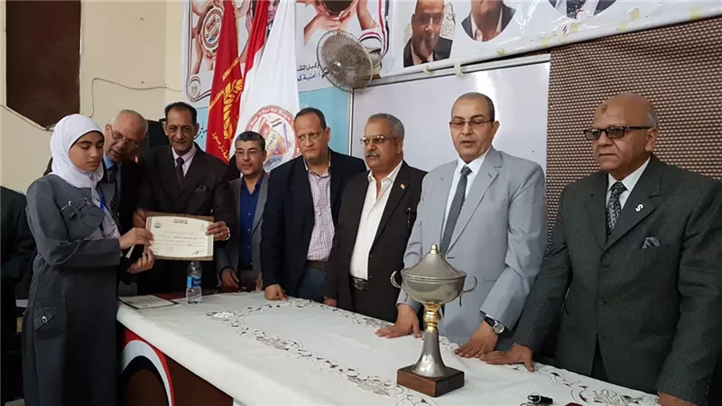 تعليم بورسعيد يسلم كأس مسابقة أوائل الطلبة للقناة الإعدادية للبنات