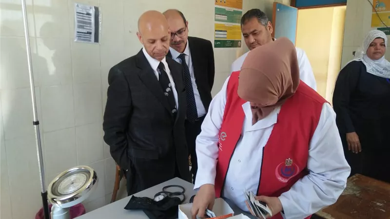 وكيل وزارة الصحة بالشرقية يتوجه من مستشفي منيا القمح للزوامل لمتابعة الحملة الرئاسية