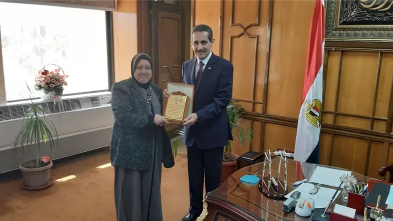 مؤتمر علاج الأورام يكرم رئيس جامعة قناة السويس