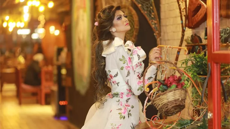 ميما عمر فراشة تتألق وسط زهور الربيع .. صور