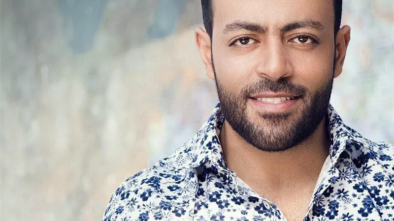تامر عاشور يشعل الانستجرام بطفله الأول