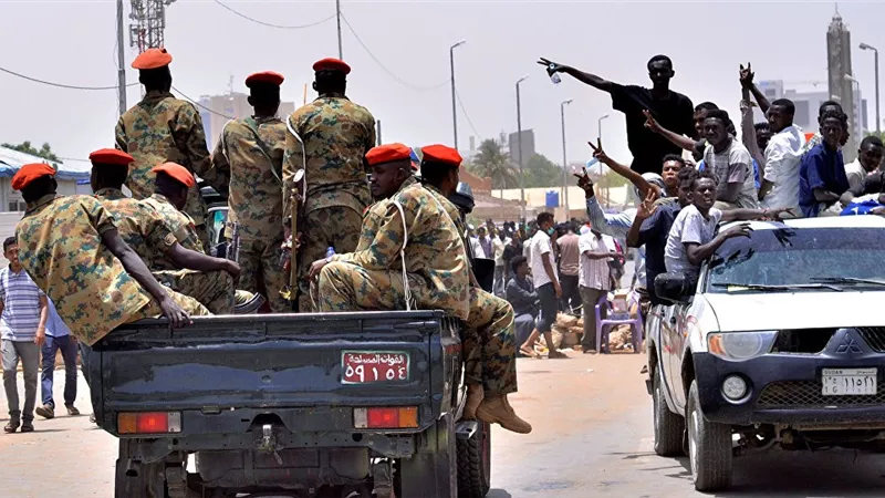 أول قرار من المجلس العسكري الانتقالي في السودان