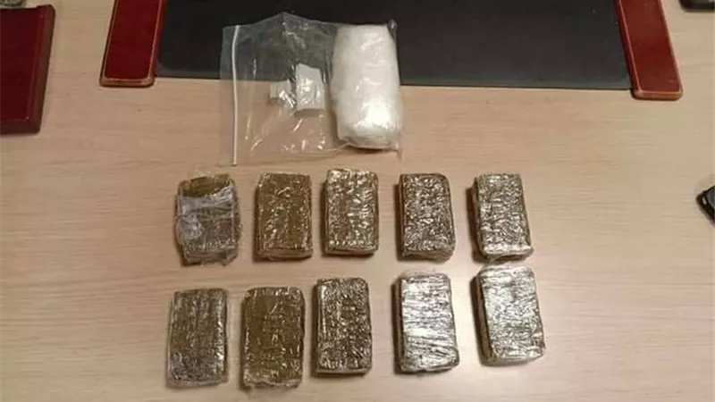 ضبط فرنسي يحاول تهريب كمية من المواد المخدرة حول جسده