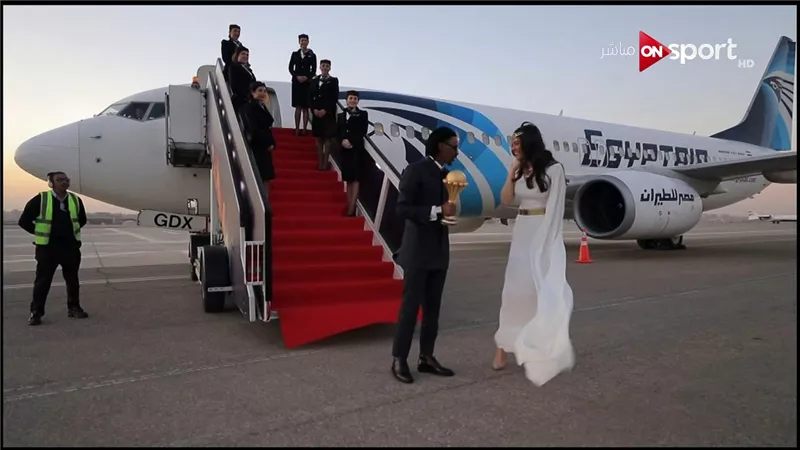 لحظة وصول كأس الأمم الافريقية إلى مصر.. صوروفيديو