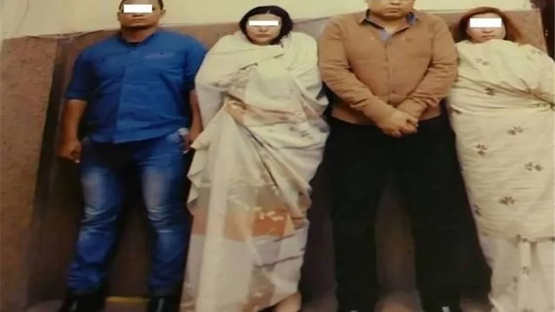 سباك وزوجته يشكلان شبكة لتبادل الزوجات عبر الفيس بوك