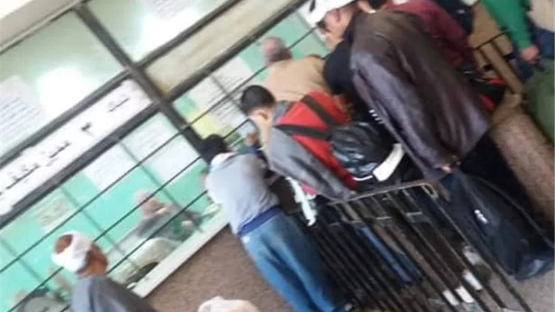 بسبب تناول موظفة الفطار ..نشطاء يتداولون صور لإزدحام شباك التذاكر بمحطة الزقازيق