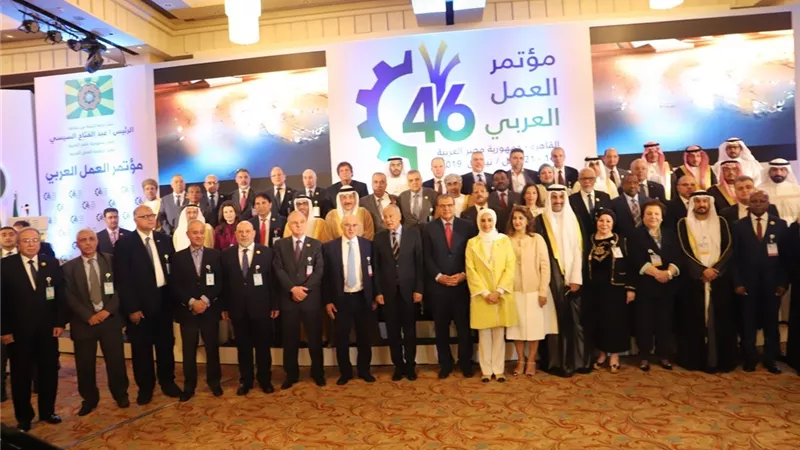المطيري يهدي درع 